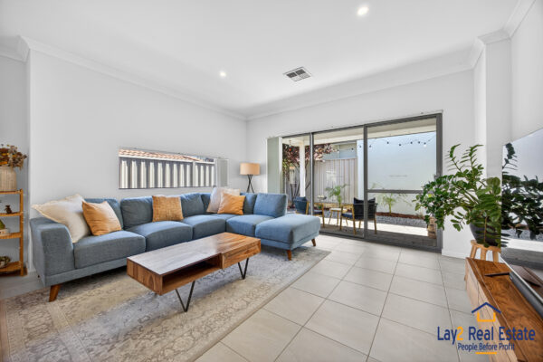 Be Impressed From The Moment You Enter.  2/8A Roberts Street, Bayswater WA - Image 13