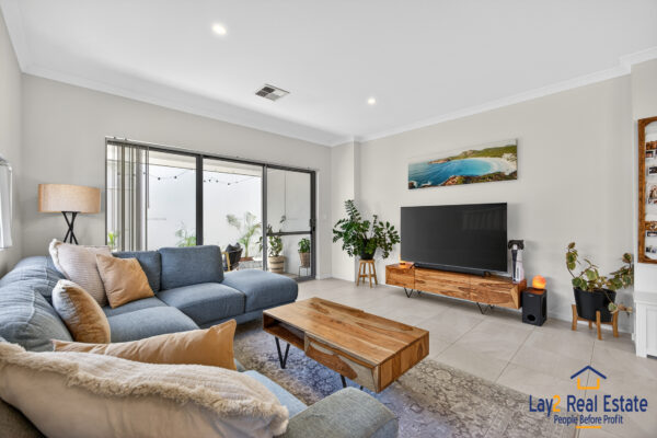 Be Impressed From The Moment You Enter.  2/8A Roberts Street, Bayswater WA - Image 12
