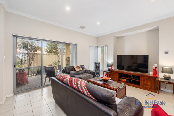 Convenient 3 Bed / 2 Bath Home. 3/28 Lawrence Street, Bayswater WA 6053 - Image 5