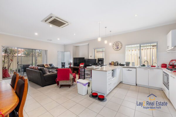 Convenient 3 Bed / 2 Bath Home. 3/28 Lawrence Street, Bayswater WA 6053 - Image 2